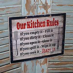 Πινακίδα "Our Kitchen Rules" ξύλινη χειροποίητη