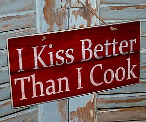 Πινακίδα "I Kiss Better Than I Cook" ξύλινη χειροποίητη