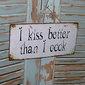 Πινακίδα "I Kiss Better Than I Cook" ξύλινη χειροποίητη