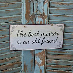 Πινακίδα "The Best Mirror Is An Old Friend" ξύλινη χειροποίητη