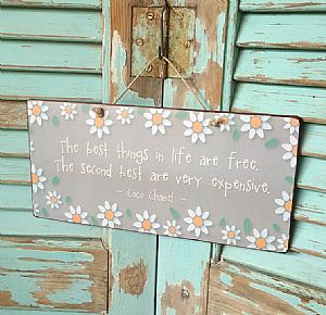 Πινακίδα "The Best Things In Life Are Free" ξύλινη χειροποίητη