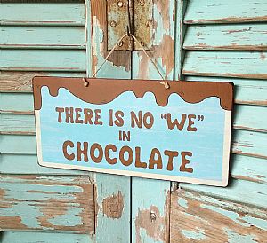 Πινακίδα There Is No We In Chocolate ξύλινη χειροποίητη
