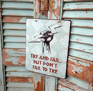 Πινακίδα "Try And Fail But Don